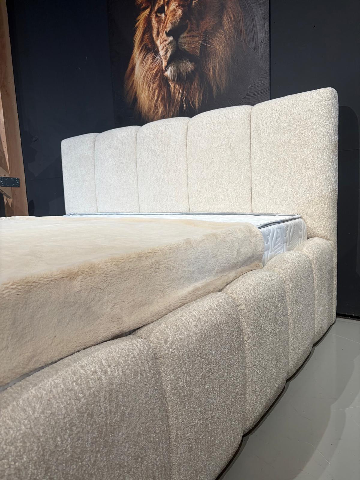 Bouclé Bed – Luxe Hoteluitstraling met Zachte Design Look